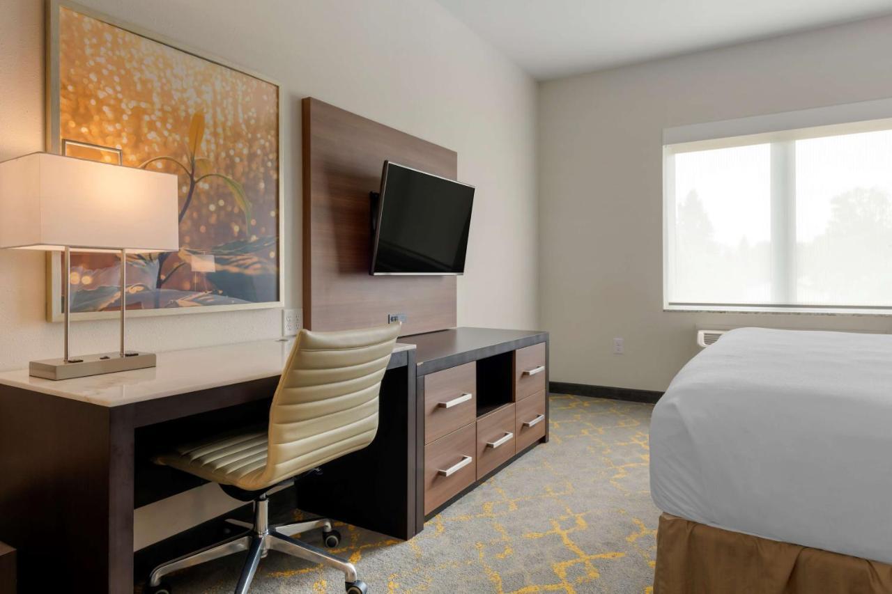 Best Western Plus Isanti Exterior photo